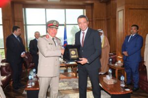 محافظ السويس يستقبل القيادات العسكرية والأمنية والقنصل السعودي ورئيس الجامعة والشركات للتهنئة بالعيد القومي للمحافظة