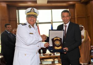 محافظ السويس يستقبل القيادات العسكرية والأمنية والقنصل السعودي ورئيس الجامعة والشركات للتهنئة بالعيد القومي للمحافظة