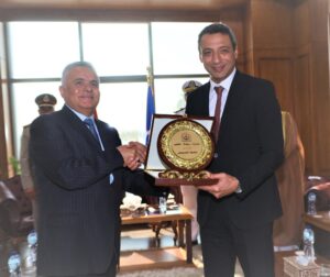 محافظ السويس يستقبل القيادات العسكرية والأمنية والقنصل السعودي ورئيس الجامعة والشركات للتهنئة بالعيد القومي للمحافظة