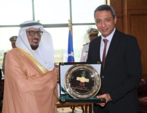 محافظ السويس يستقبل القيادات العسكرية والأمنية والقنصل السعودي ورئيس الجامعة والشركات للتهنئة بالعيد القومي للمحافظة