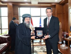 محافظ السويس يستقبل القيادات العسكرية والأمنية والقنصل السعودي ورئيس الجامعة والشركات للتهنئة بالعيد القومي للمحافظة