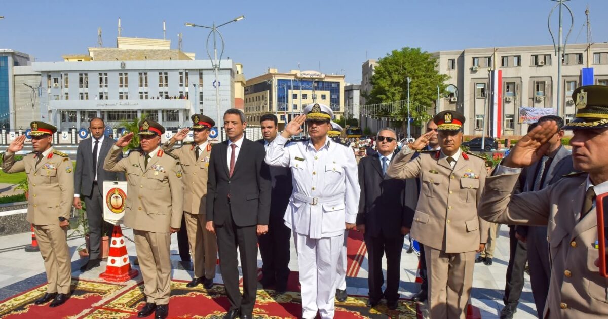 محافظ السويس وقائد الجيش الثالث الميداني ومدير الأمن يضعون أكاليل الزهور على النصب التذكارى بحديقة الخالدين بمناسبة ذكرى إنتصارات شعب السويس في ٢٤ أكتوبر المجيدة