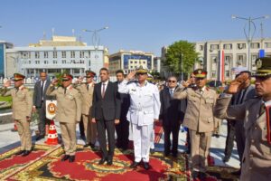 محافظ السويس وقائد الجيش الثالث الميداني ومدير الأمن يضعون أكاليل الزهور على النصب التذكارى بحديقة الخالدين بمناسبة ذكرى إنتصارات شعب السويس في ٢٤ أكتوبر المجيدة