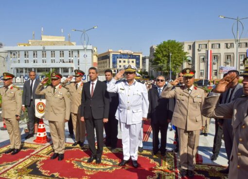 محافظ السويس وقائد الجيش الثالث الميداني ومدير الأمن يضعون أكاليل الزهور على النصب التذكارى بحديقة الخالدين بمناسبة ذكرى إنتصارات شعب السويس في ٢٤ أكتوبر المجيدة