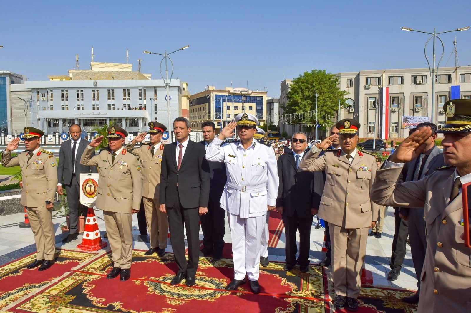 محافظ السويس وقائد الجيش الثالث الميداني ومدير الأمن يضعون أكاليل الزهور على النصب التذكارى بحديقة الخالدين بمناسبة ذكرى إنتصارات شعب السويس في ٢٤ أكتوبر المجيدة