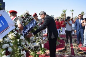محافظ السويس وقائد الجيش الثالث الميداني ومدير الأمن يضعون أكاليل الزهور على النصب التذكارى بحديقة الخالدين بمناسبة ذكرى إنتصارات شعب السويس في ٢٤ أكتوبر المجيدة