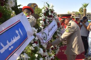 محافظ السويس وقائد الجيش الثالث الميداني ومدير الأمن يضعون أكاليل الزهور على النصب التذكارى بحديقة الخالدين بمناسبة ذكرى إنتصارات شعب السويس في ٢٤ أكتوبر المجيدة