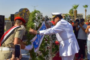 محافظ السويس وقائد الجيش الثالث الميداني ومدير الأمن يضعون أكاليل الزهور على النصب التذكارى بحديقة الخالدين بمناسبة ذكرى إنتصارات شعب السويس في ٢٤ أكتوبر المجيدة