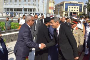 محافظ السويس وقائد الجيش الثالث الميداني ومدير الأمن يضعون أكاليل الزهور على النصب التذكارى بحديقة الخالدين بمناسبة ذكرى إنتصارات شعب السويس في ٢٤ أكتوبر المجيدة