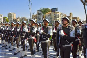 محافظ السويس وقائد الجيش الثالث الميداني ومدير الأمن يضعون أكاليل الزهور على النصب التذكارى بحديقة الخالدين بمناسبة ذكرى إنتصارات شعب السويس في ٢٤ أكتوبر المجيدة