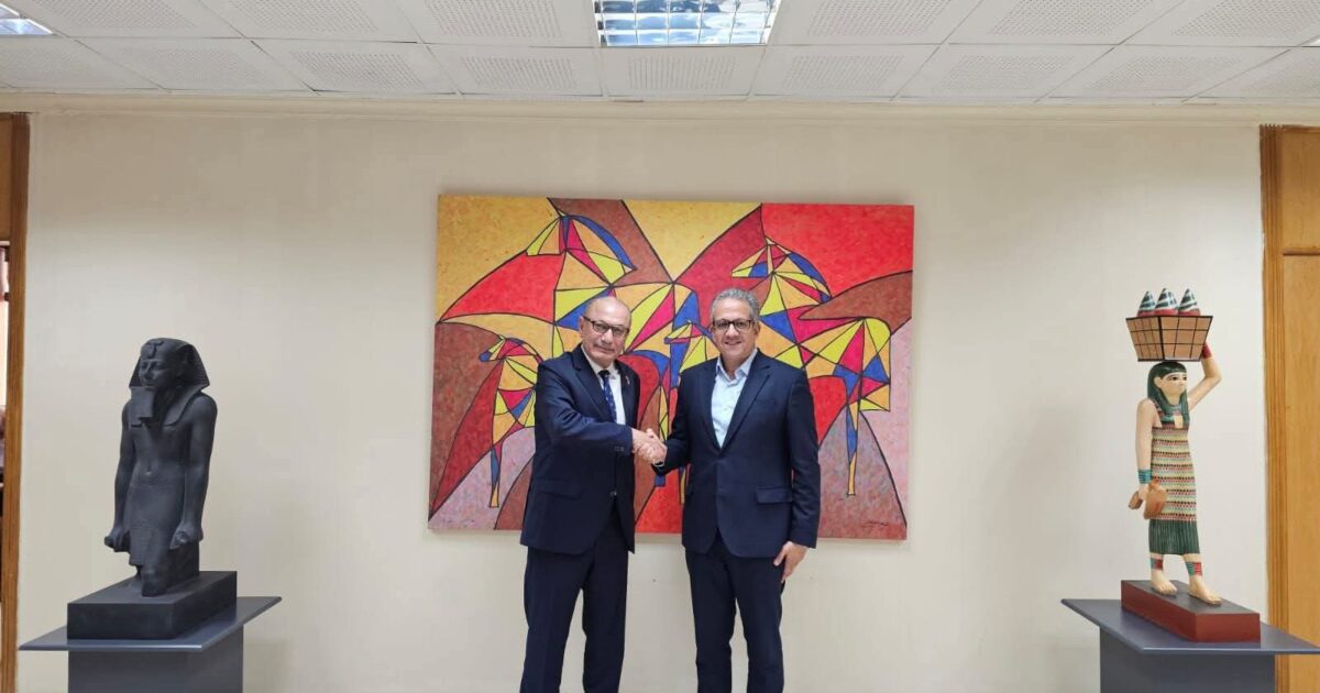 السفير التركي بالقاهرة يزور الدكتور خالد العناني لتهنئته بانتخابه مديرًا عامًا لليونسكو