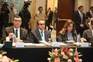 عبدالغفار يدشن “الاستراتيجية الوطنية للعمران الأخضر” ويؤكد: الصحة مرتبطة بـ 80% من الظروف المعيشية!