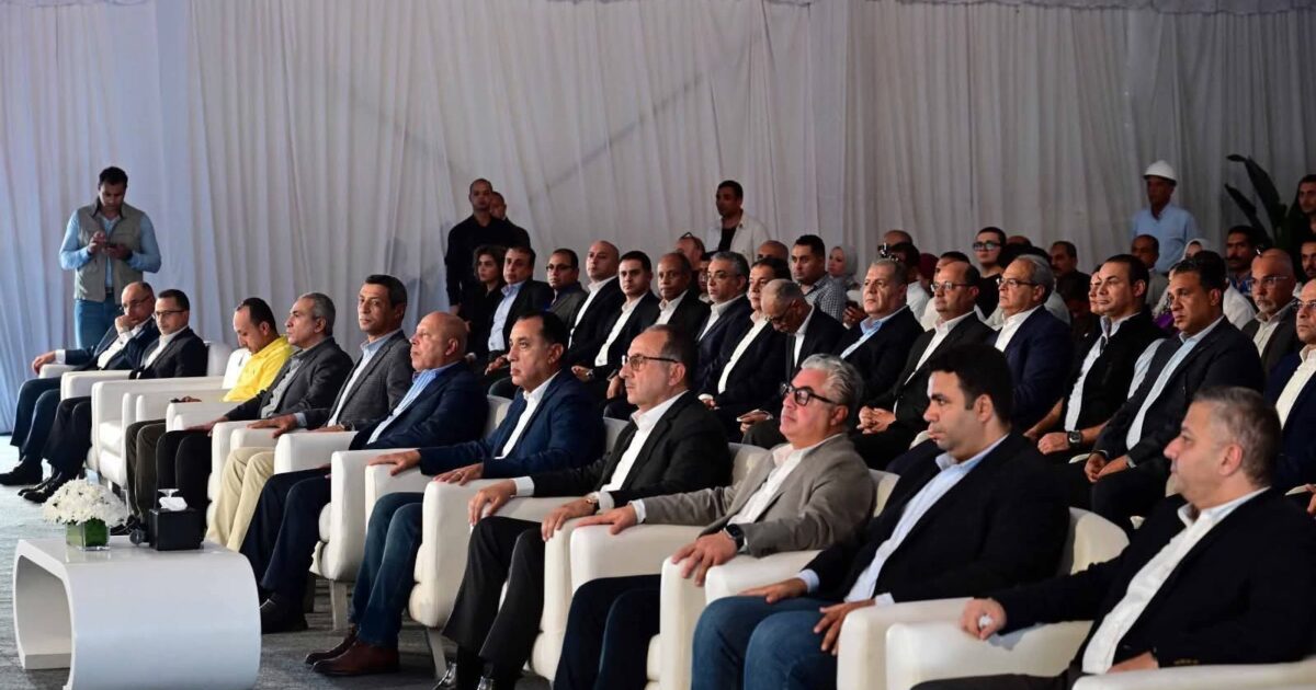 رئيس الوزراء يشهد إعادة تشغيل مصنع الشركة المصرية لبلوكات الأنود الكربونية بالسخنة