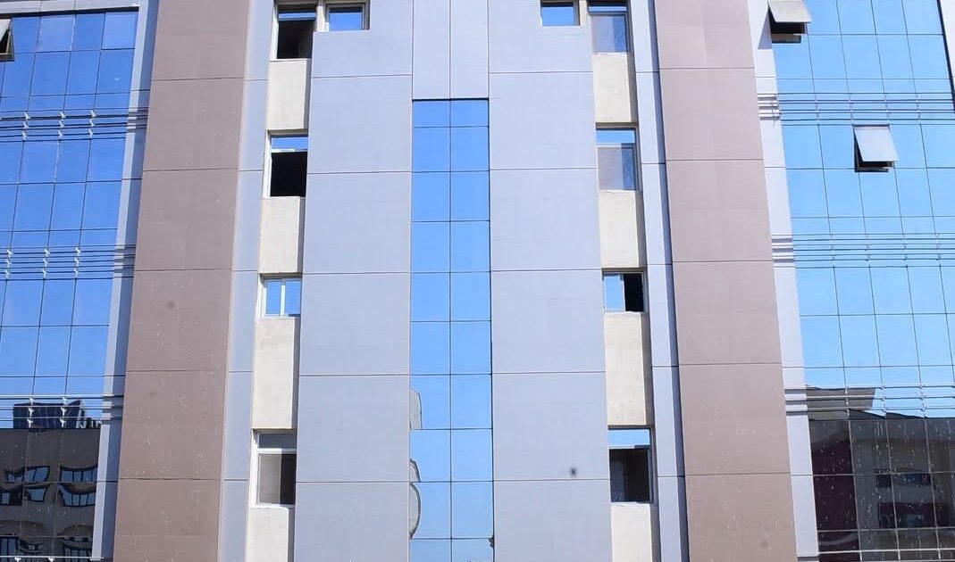 رئيس جامعة سوهاج يتابع الأعمال الإنشائية الجارية بالموقع العام لمستشفى الجراحات التخصصية