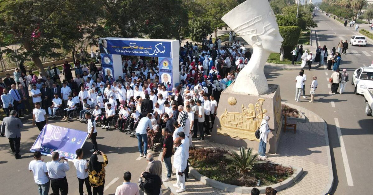 رئيس جامعة المنيا يقود مسيرة طلابية حاشدة ويشهد احتفالية كبرى بالصالة المغطاة إعلاناً عن انطلاق المبادرة الرئاسية "تمكين "