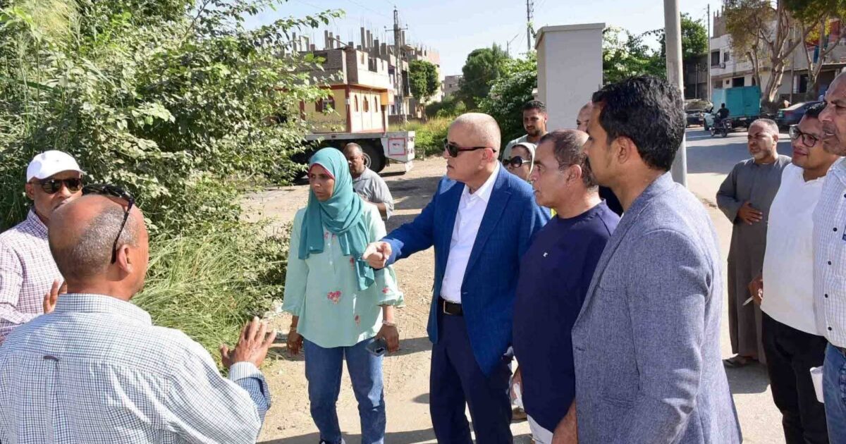 محافظ الأقصر يتفقد مشروعات الطرق بمدينة أرمنت
