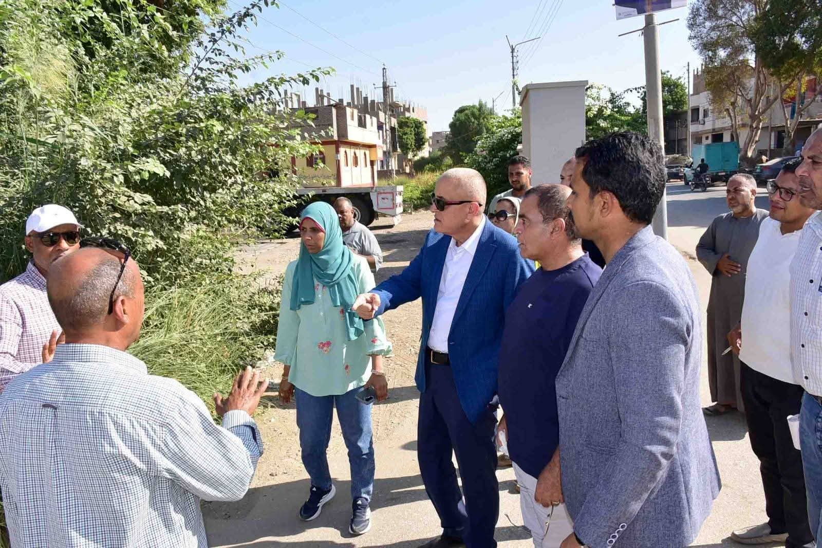 محافظ الأقصر يتفقد مشروعات الطرق بمدينة أرمنت