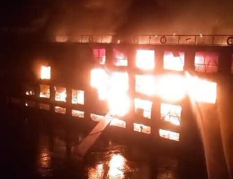 إصابة ضابط وعاملين في حريق "عائمة سياحية" بالأقصر