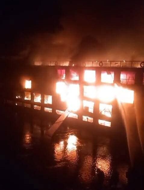 إصابة ضابط وعاملين في حريق "عائمة سياحية" بالأقصر