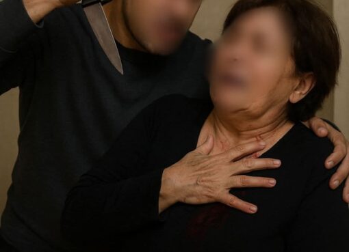 شاب يعتدي على والدته بسكين في الفيوم بعد رفضها منحه مالًا لشراء المخدرات شاب يعتدي على والدته بسكين في الفيوم بعد رفضها منحه مالًا لشراء المخدرات