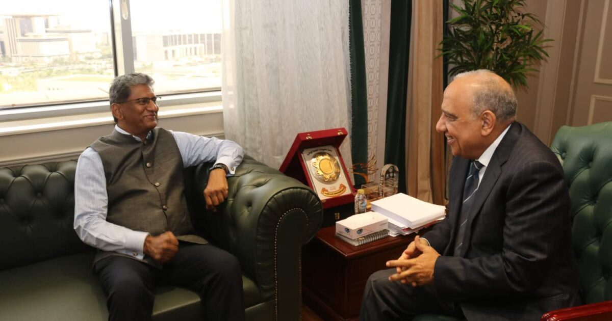 بحث سبل دعم وتعزيز فرص التعاون والشراكة بين وزير الكهرباء والطاقة المتجددة وسفير الهند لدى القاهرة