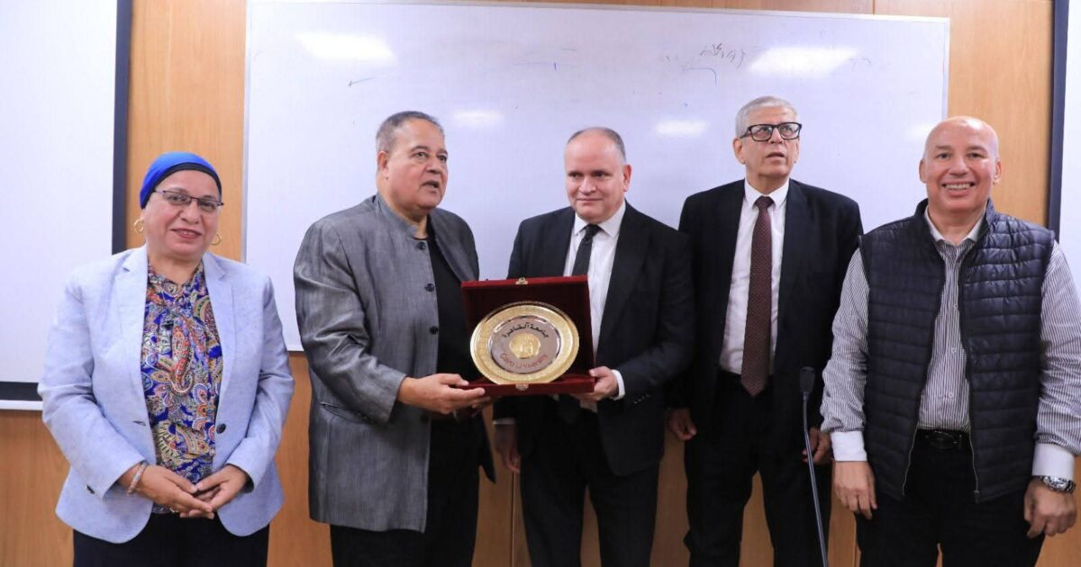 جامعة القاهرة الأهلية ترسم لطلابها الطريق لتحقيق الأحلام بالفرح والتفاؤل والتوازن النفسي في ندوة للشاعر الكبير والإعلامى جمال الشاعر.