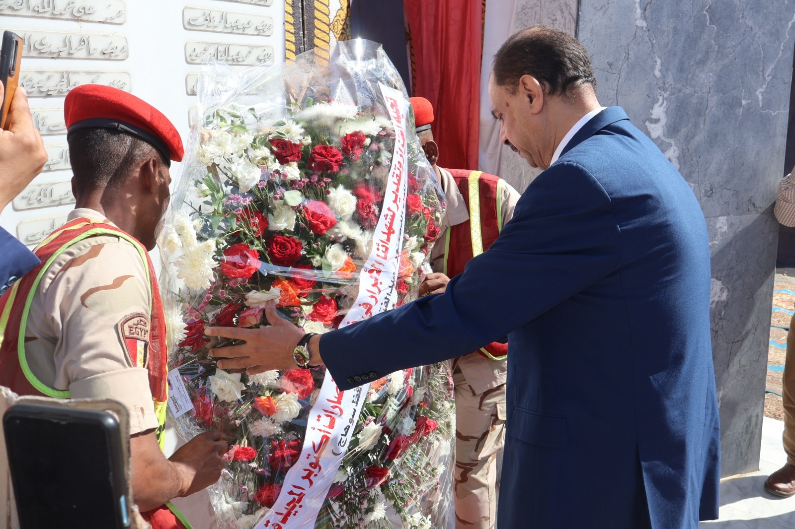 محافظ سوهاج يضع إكليل الزهور على النصب التذكاري لشهداء المحافظة