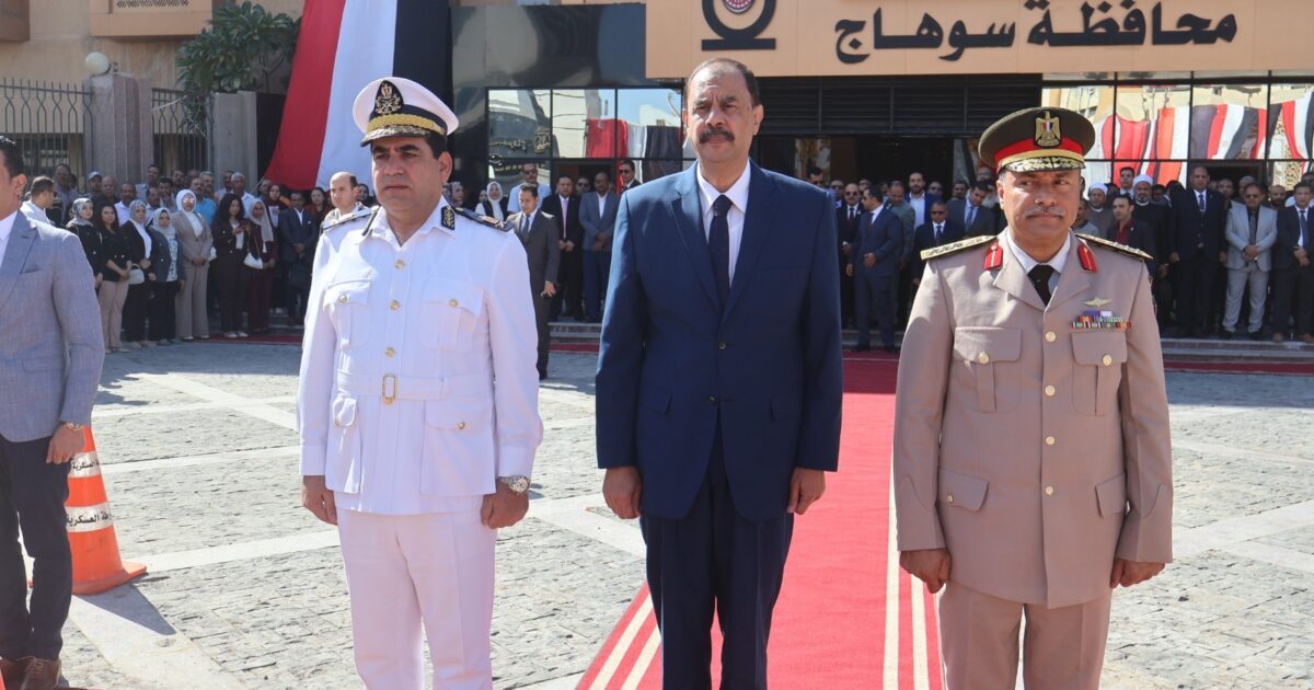 محافظ سوهاج يضع إكليل الزهور على النصب التذكاري لشهداء المحافظة
