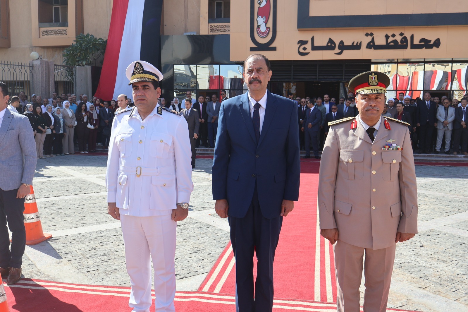 محافظ سوهاج يضع إكليل الزهور على النصب التذكاري لشهداء المحافظة