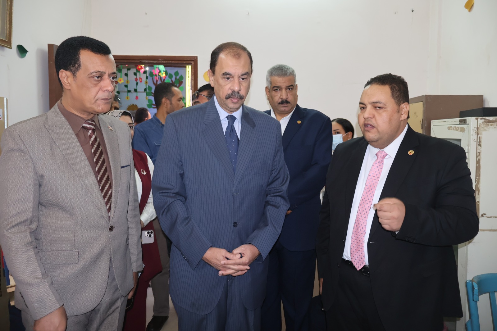 محافظ سوهاج يتفقد فعاليات المبادرة الرئاسية للكشف عن أمراض سوء التغذية لطلاب المرحلة الابتدائية