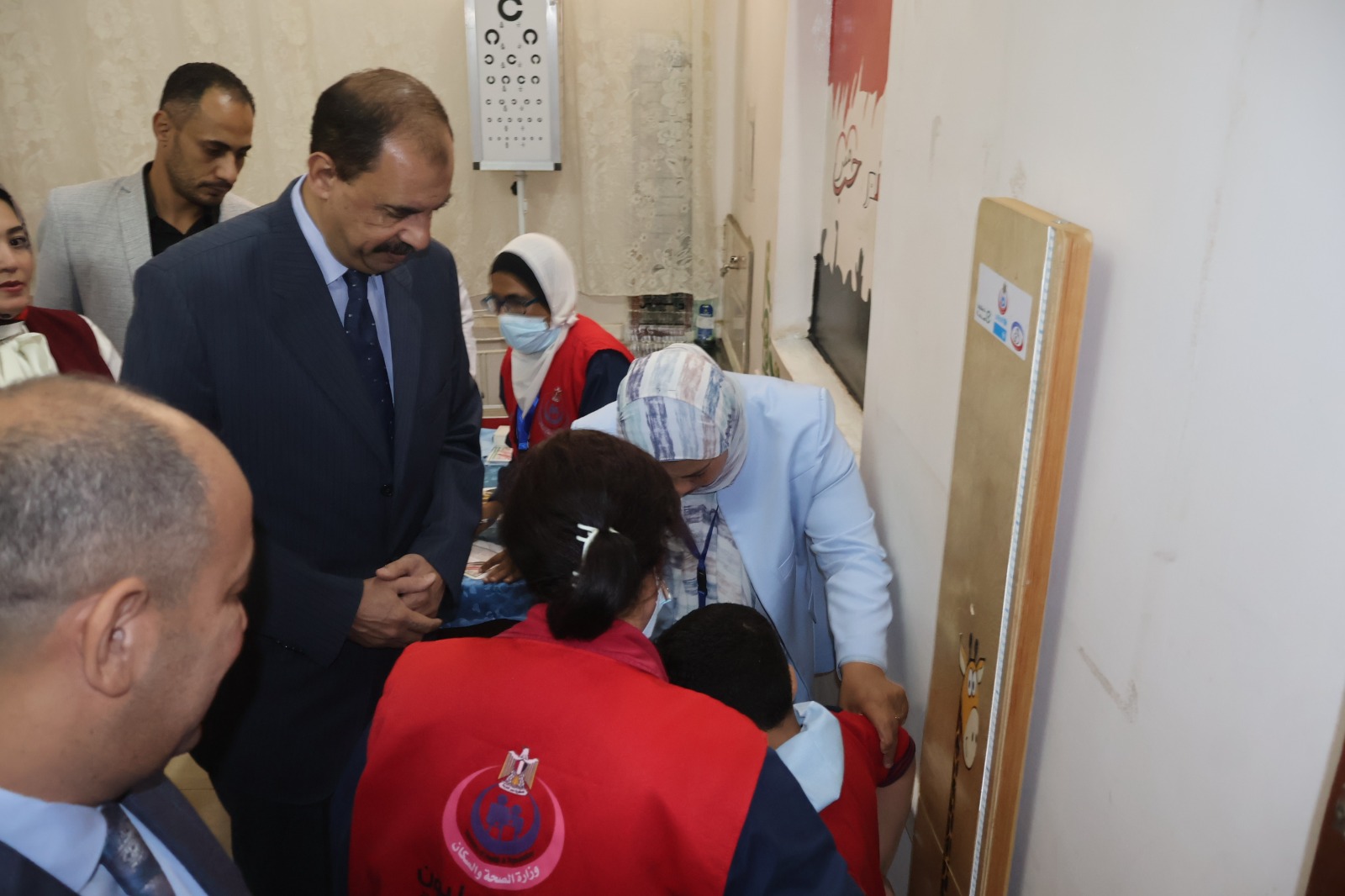 محافظ سوهاج يتفقد فعاليات المبادرة الرئاسية للكشف عن أمراض سوء التغذية لطلاب المرحلة الابتدائية