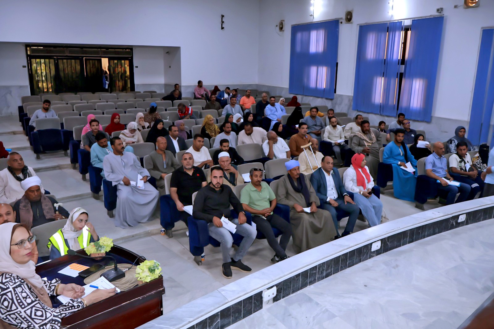 محافظ سوهاج يعقد اللقاء الجماهيري الأسبوعي للاستماع إلى شكاوى المواطنين ومطالبهم