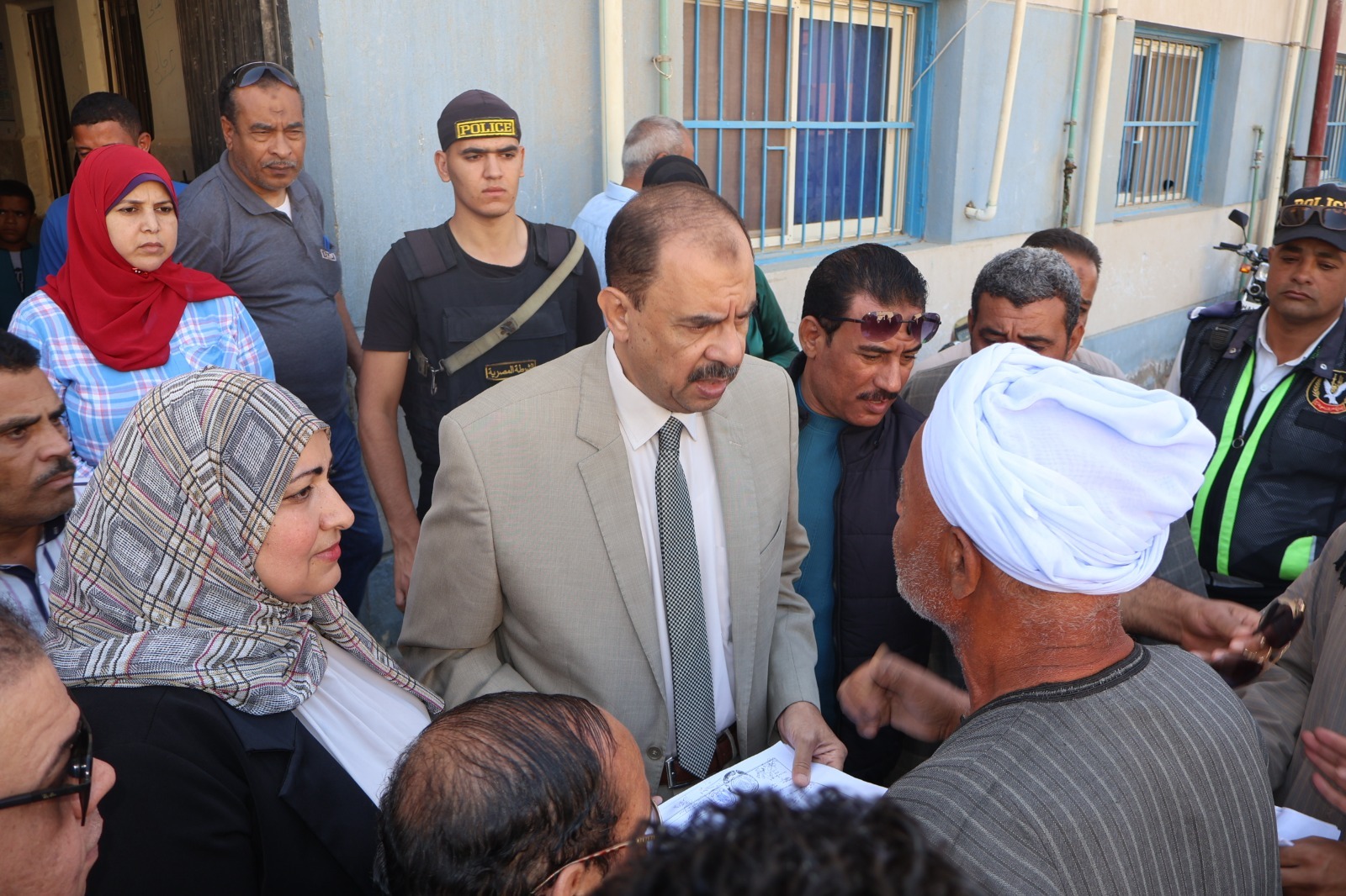 محافظ سوهاج في جولة مفاجئة يتابع الخدمات بقرى الشباتية وعرابة أبو الدهب ويوجه بحلول فورية لمطالب الأهالي