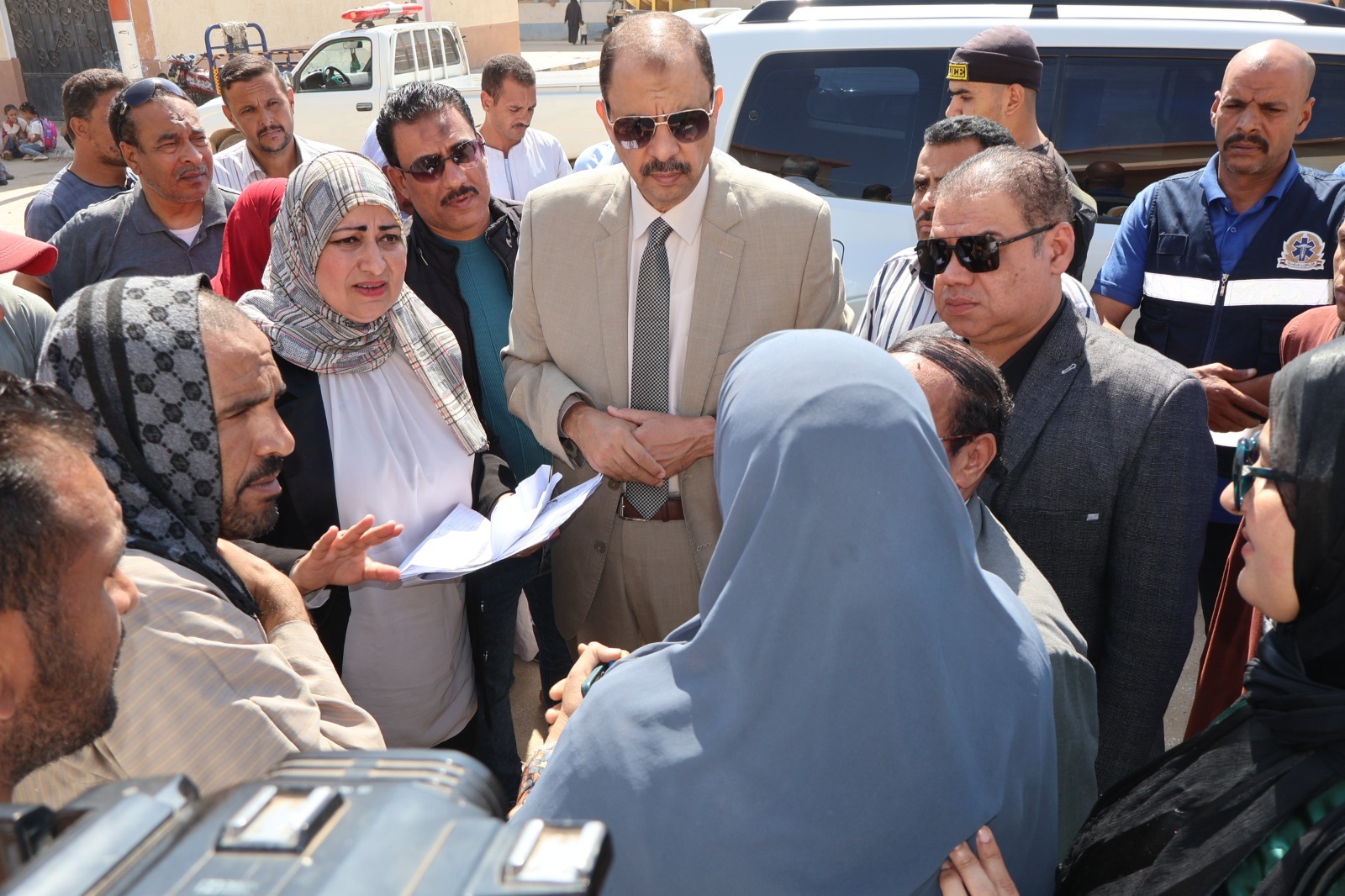 محافظ سوهاج في جولة مفاجئة يتابع الخدمات بقرى الشباتية وعرابة أبو الدهب ويوجه بحلول فورية لمطالب الأهالي