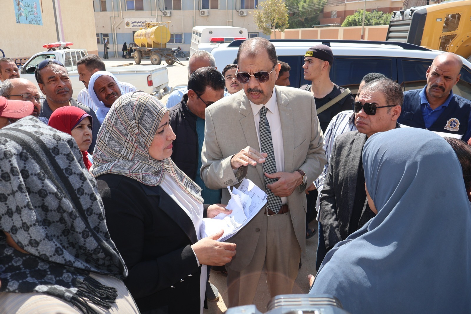 محافظ سوهاج في جولة مفاجئة يتابع الخدمات بقرى الشباتية وعرابة أبو الدهب ويوجه بحلول فورية لمطالب الأهالي