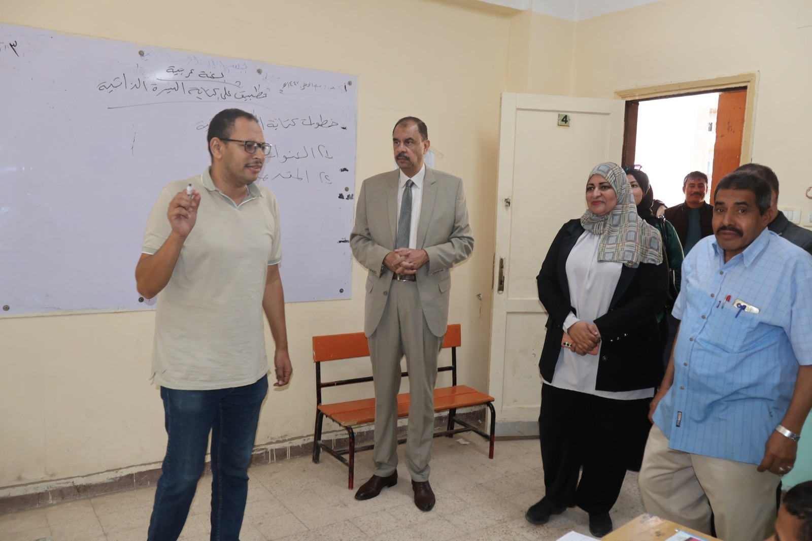 محافظ سوهاج في جولة مفاجئة يتابع الخدمات بقرى الشباتية وعرابة أبو الدهب ويوجه بحلول فورية لمطالب الأهالي