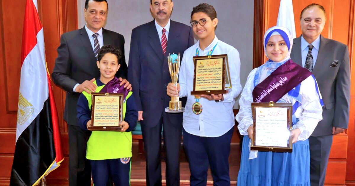 محافظ سوهاج يكرم أوائل الطلاب الفائزين على مستوى الجمهورية في المشروع الوطني للقراءة وتحدي القراءة العربي