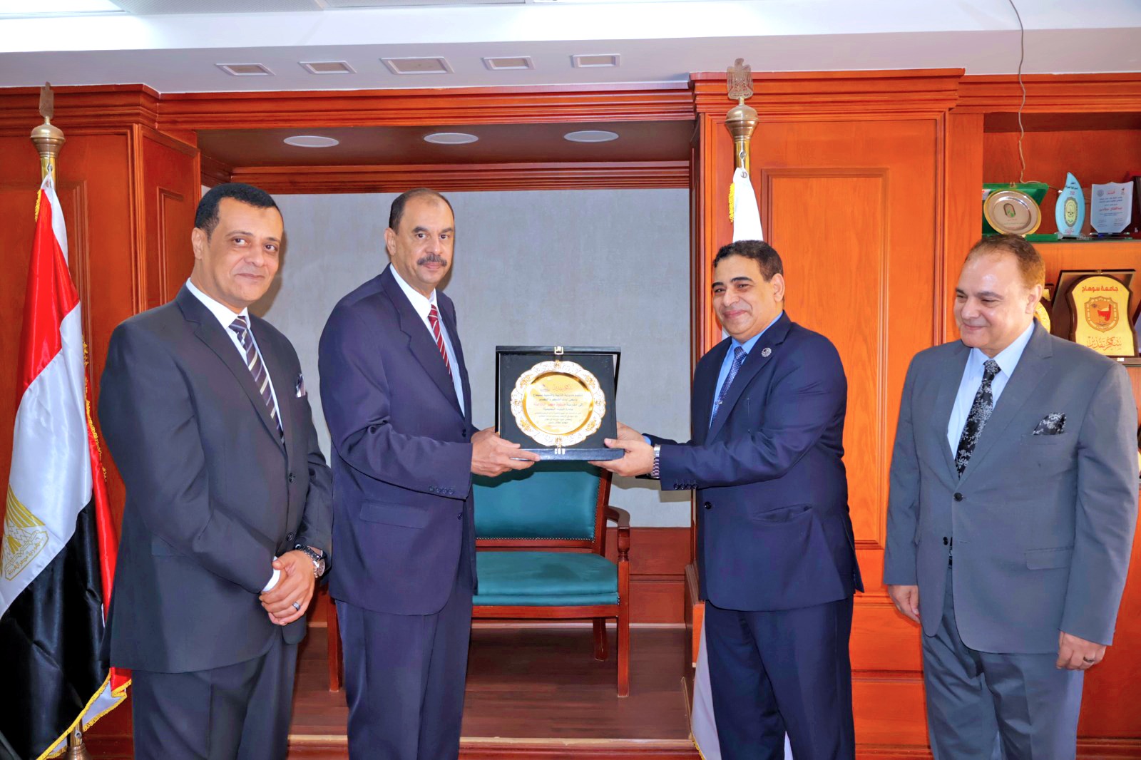 محافظ سوهاج يكرم أوائل الطلاب الفائزين على مستوى الجمهورية في المشروع الوطني للقراءة وتحدي القراءة العربي