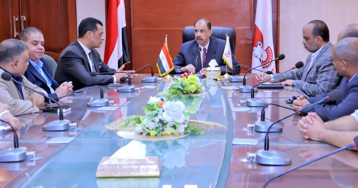 محافظ سوهاج يعقد اجتماعًا لبحث آليات توفير الزي المدرسي بأسعار مخفضة وجودة عالية