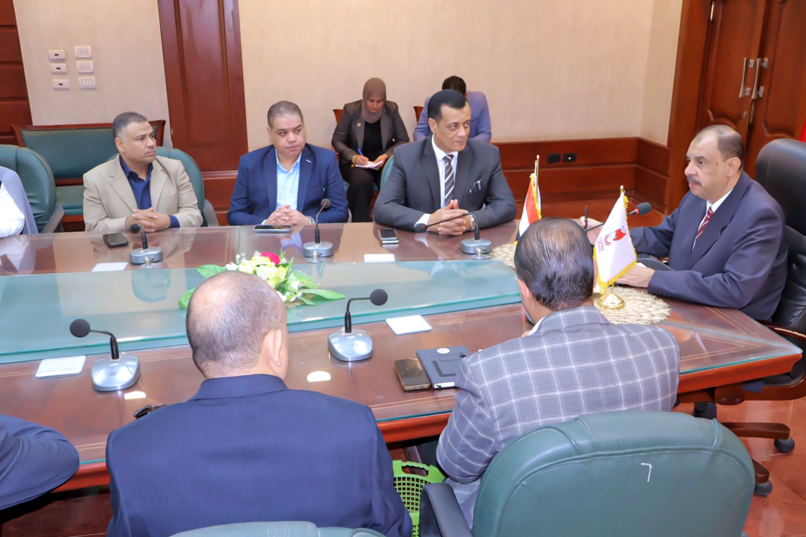 محافظ سوهاج يعقد اجتماعًا لبحث آليات توفير الزي المدرسي بأسعار مخفضة وجودة عالية