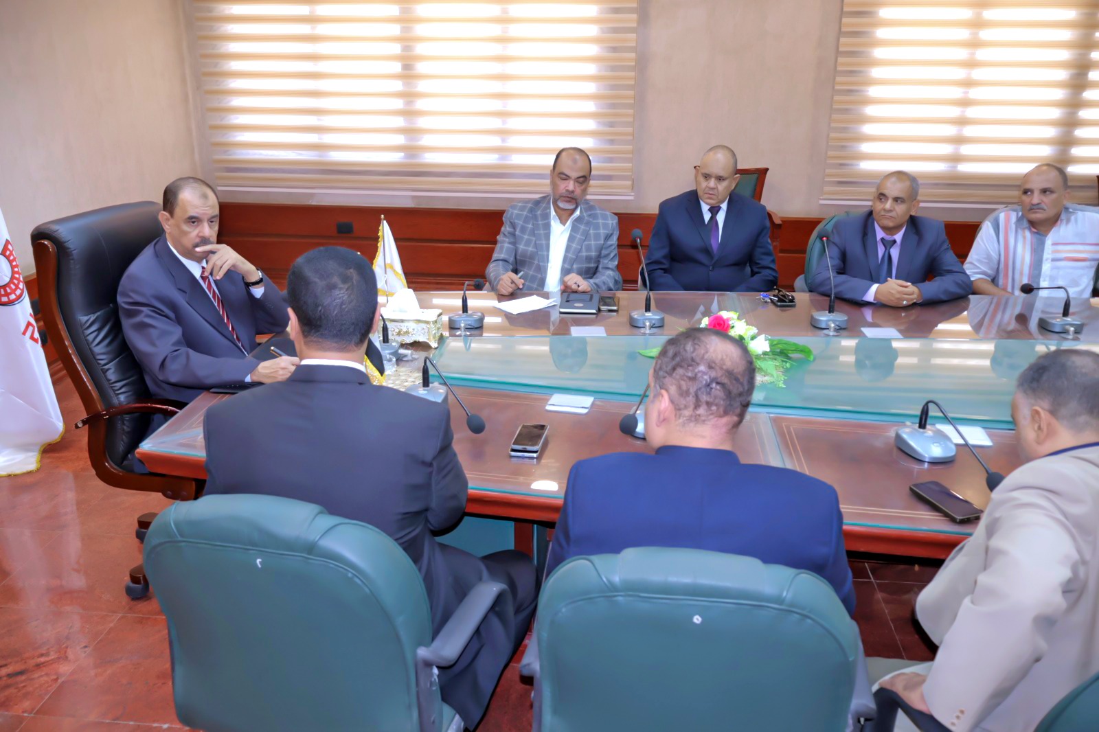 محافظ سوهاج يعقد اجتماعًا لبحث آليات توفير الزي المدرسي بأسعار مخفضة وجودة عالية