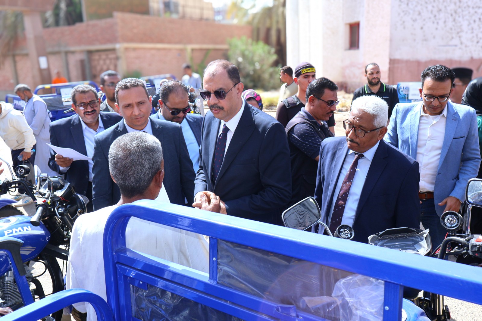 محافظ سوهاج يسلم 60 مشروعا للتمكين الإقتصادي لمحدودي الدخل من مستفيدي تكافل وكرامة