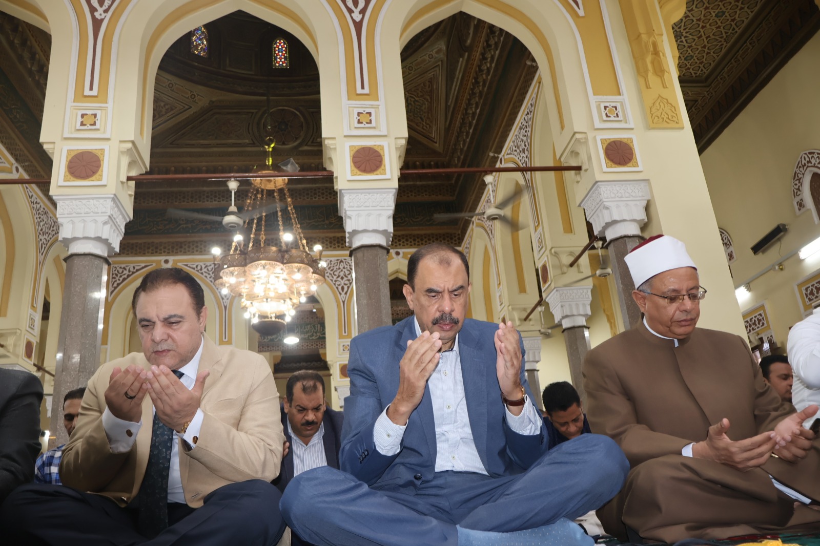 محافظ سوهاج يؤدي صلاة الجمعة بمسجد العارف بالله ويشارك في فعاليات مبادرة “صحح مفاهيمك”