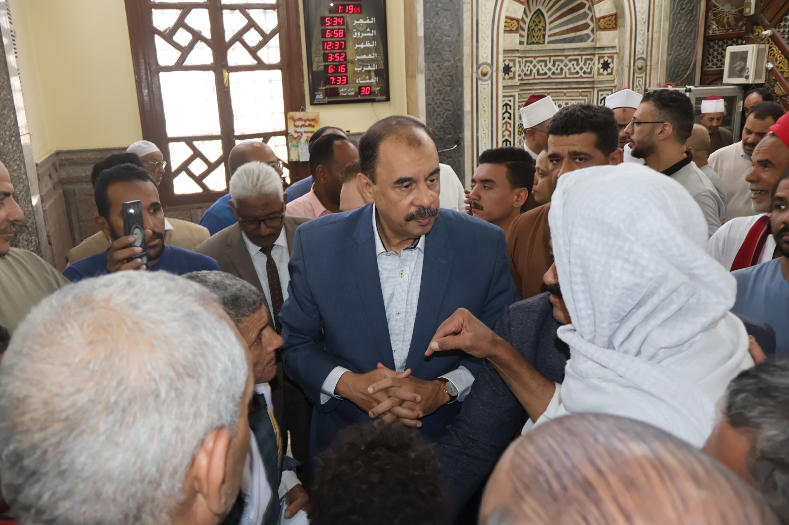 محافظ سوهاج يؤدي صلاة الجمعة بمسجد العارف بالله ويشارك في فعاليات مبادرة “صحح مفاهيمك”