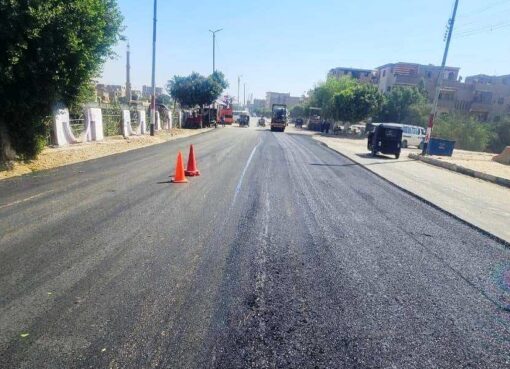 محافظ سوهاج يتابع أعمال الرصف الجارية بطريق أسيوط سوهاج الزراعي الشرقي بطول 7 كيلومتر بساقلتة*