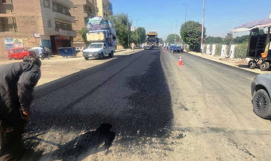 محافظ سوهاج يتابع أعمال الرصف الجارية بطريق أسيوط سوهاج الزراعي الشرقي بطول 7 كيلومتر بساقلتة*