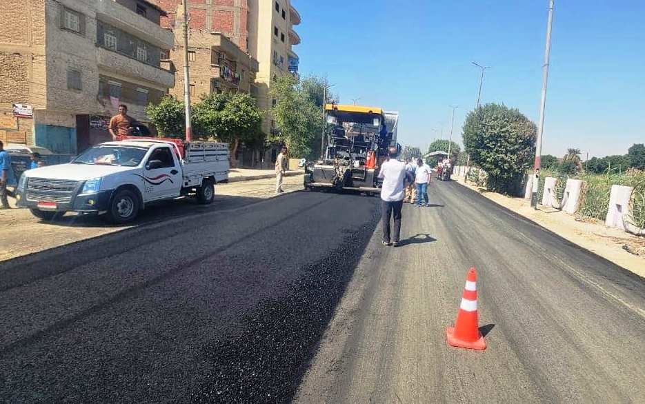 محافظ سوهاج يتابع أعمال الرصف الجارية بطريق أسيوط سوهاج الزراعي الشرقي بطول 7 كيلومتر بساقلتة*