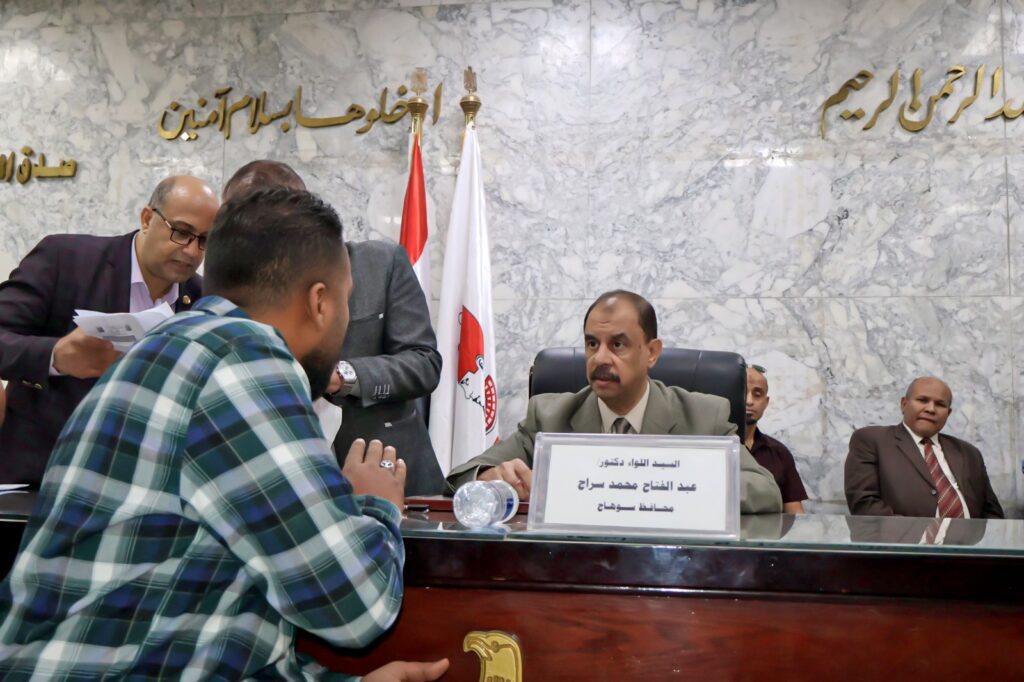 محافظ سوهاج يتفقد منطقتي المحطة والشهيد عبد المنعم رياض بحي غرب