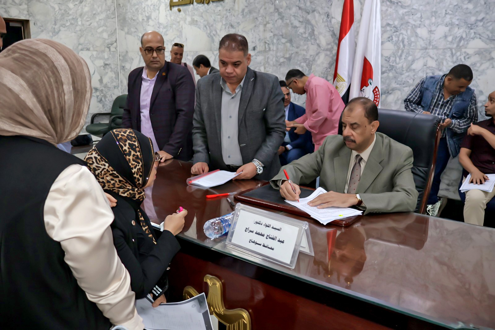 محافظ سوهاج يستمع لشكاوى المواطنين في اللقاء الجماهيري الأسبوعي ويوجه بسرعة الاستجابة لمطالبهم