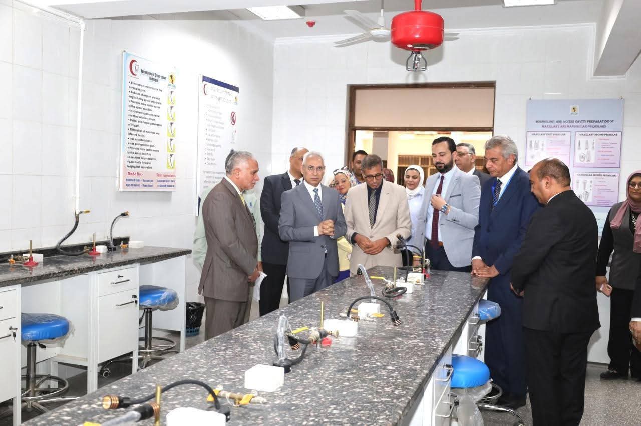 رئيس جامعة المنيا يتفقد بدء العمل التجريبي لمعامل كلية طب الأسنان ويُجري جولة موسّعة بمرافق الكلية ومستشفى طب الأسنان